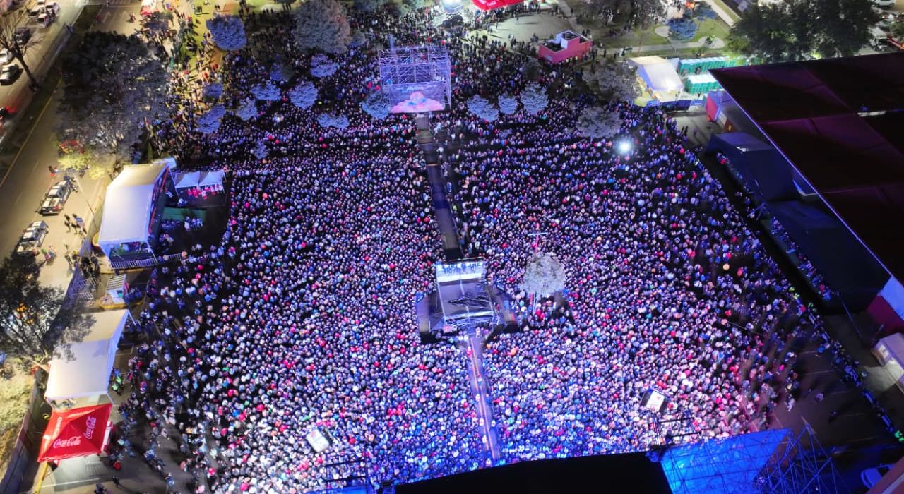 Vista aérea de la multitud reunida en el Mercado Juárez de Toluca durante el concierto de Los Ángeles Azules, como parte del Festival Cultural Alfeñique 2026.