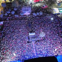 Vista aérea de la multitud reunida en el Mercado Juárez de Toluca durante el concierto de Los Ángeles Azules, como parte del Festival Cultural Alfeñique 2026.