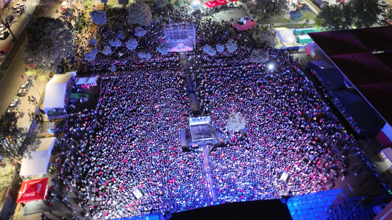 Vista aérea de la multitud reunida en el Mercado Juárez de Toluca durante el concierto de Los Ángeles Azules, como parte del Festival Cultural Alfeñique 2026.