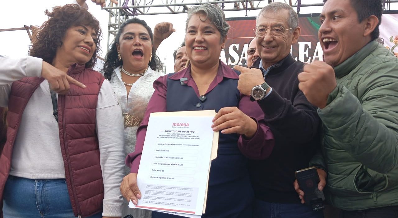LuzMa Hernández Bermúdez sostiene su solicitud de registro para buscar la coordinación municipal de Morena en Ecatepec, acompañada por simpatizantes.