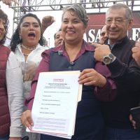 LuzMa Hernández Bermúdez sostiene su solicitud de registro para buscar la coordinación municipal de Morena en Ecatepec, acompañada por simpatizantes.