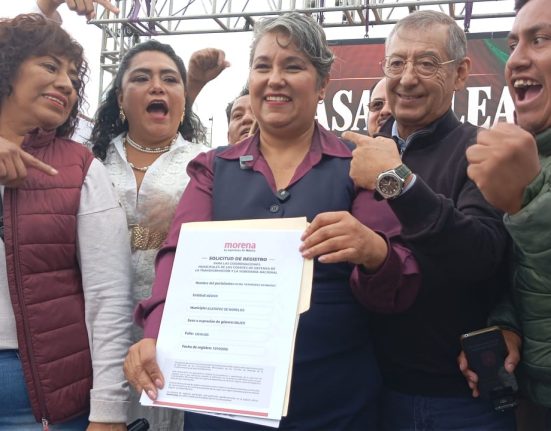 LuzMa Hernández Bermúdez sostiene su solicitud de registro para buscar la coordinación municipal de Morena en Ecatepec, acompañada por simpatizantes.