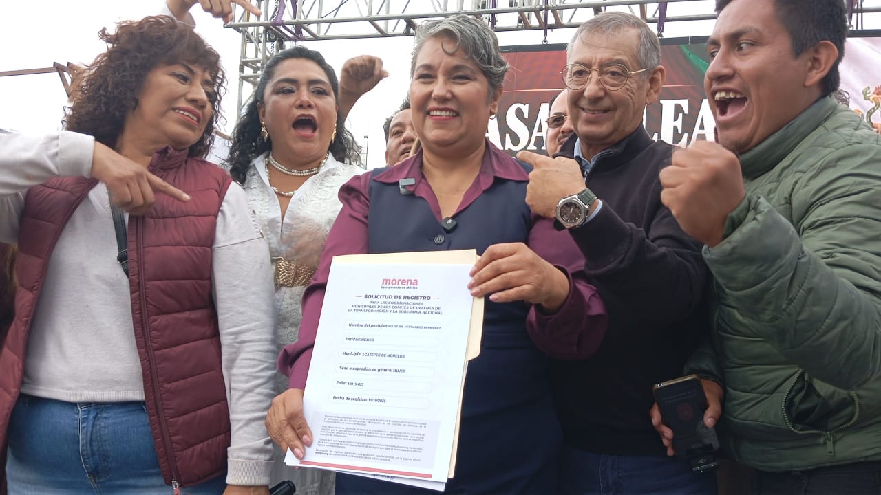 LuzMa Hernández Bermúdez sostiene su solicitud de registro para buscar la coordinación municipal de Morena en Ecatepec, acompañada por simpatizantes.
