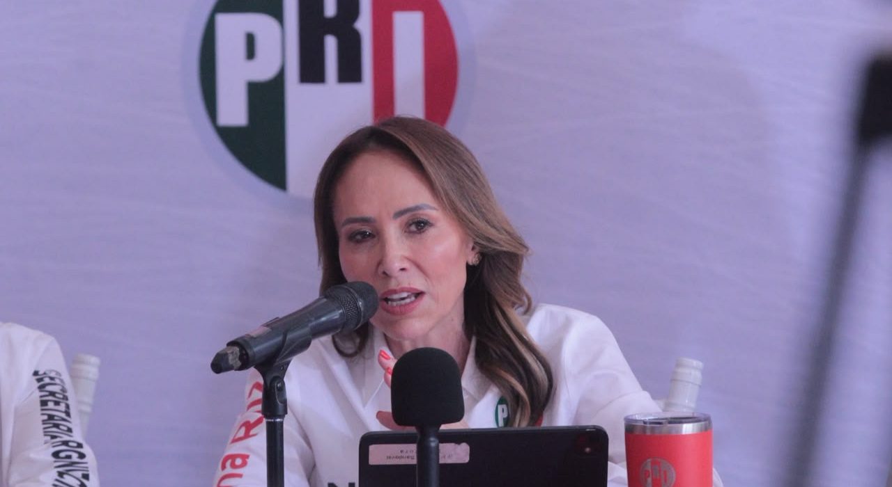 Cristina Ruiz Sandoval durante una conferencia de prensa del PRI sobre problemas en Los Reyes La Paz.