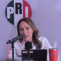Cristina Ruiz Sandoval durante una conferencia de prensa del PRI sobre problemas en Los Reyes La Paz.