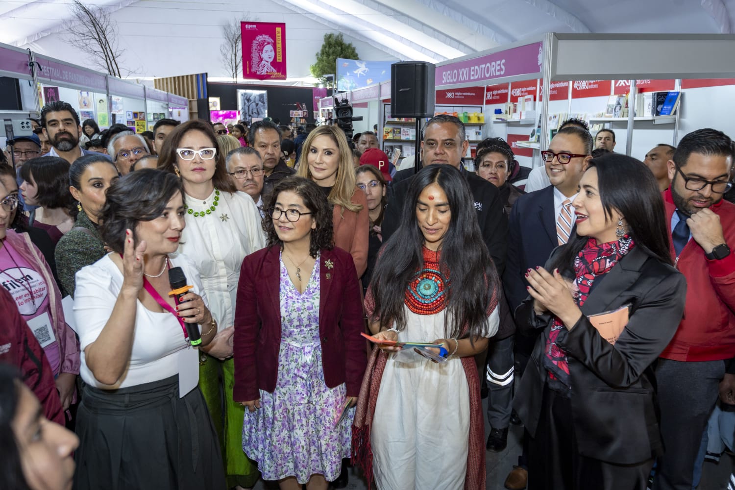 La rectora de la UAEMéx, autoridades y participantes durante la inauguración de la FILEM 2026 en Toluca.