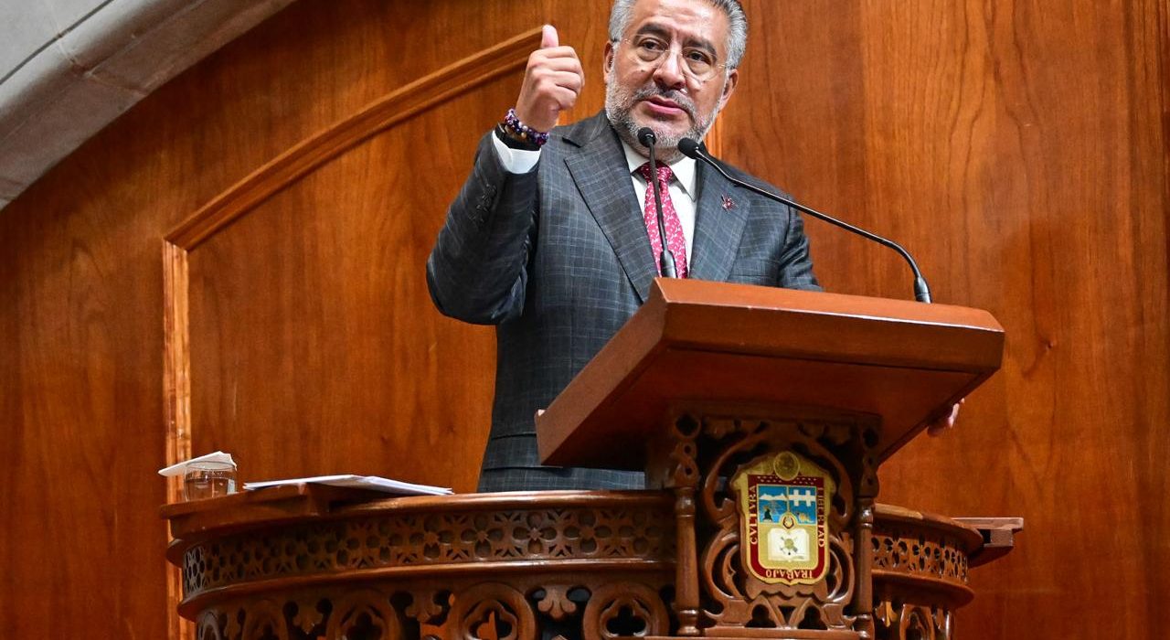 Horacio Duarte Olivares interviene desde la tribuna de la LXII Legislatura mexiquense.