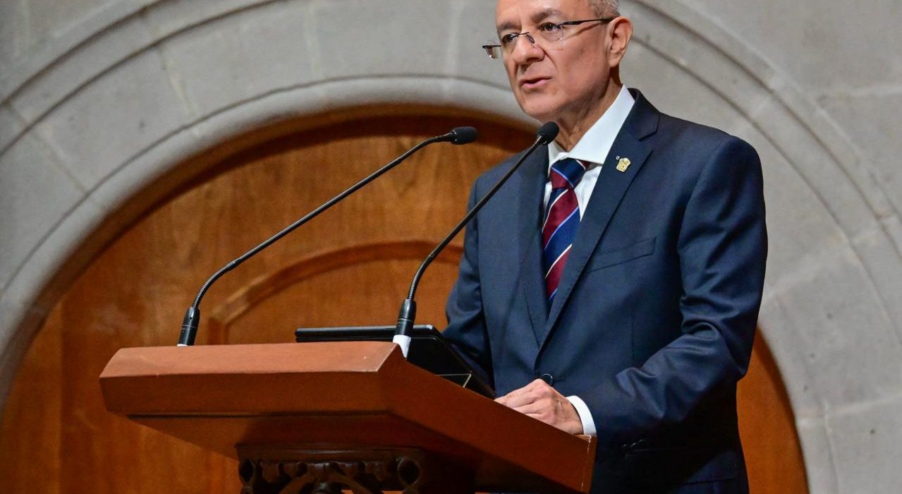 El secretario de Finanzas Óscar Flores Jiménez durante su comparecencia ante el Congreso del Estado de México