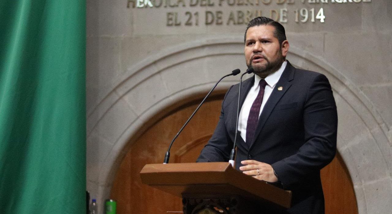 El diputado Samuel Ríos Moreno durante la comparecencia en el Congreso mexiquense