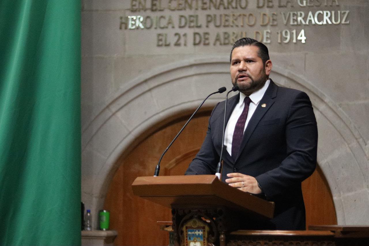 El diputado Samuel Ríos Moreno durante la comparecencia en el Congreso mexiquense