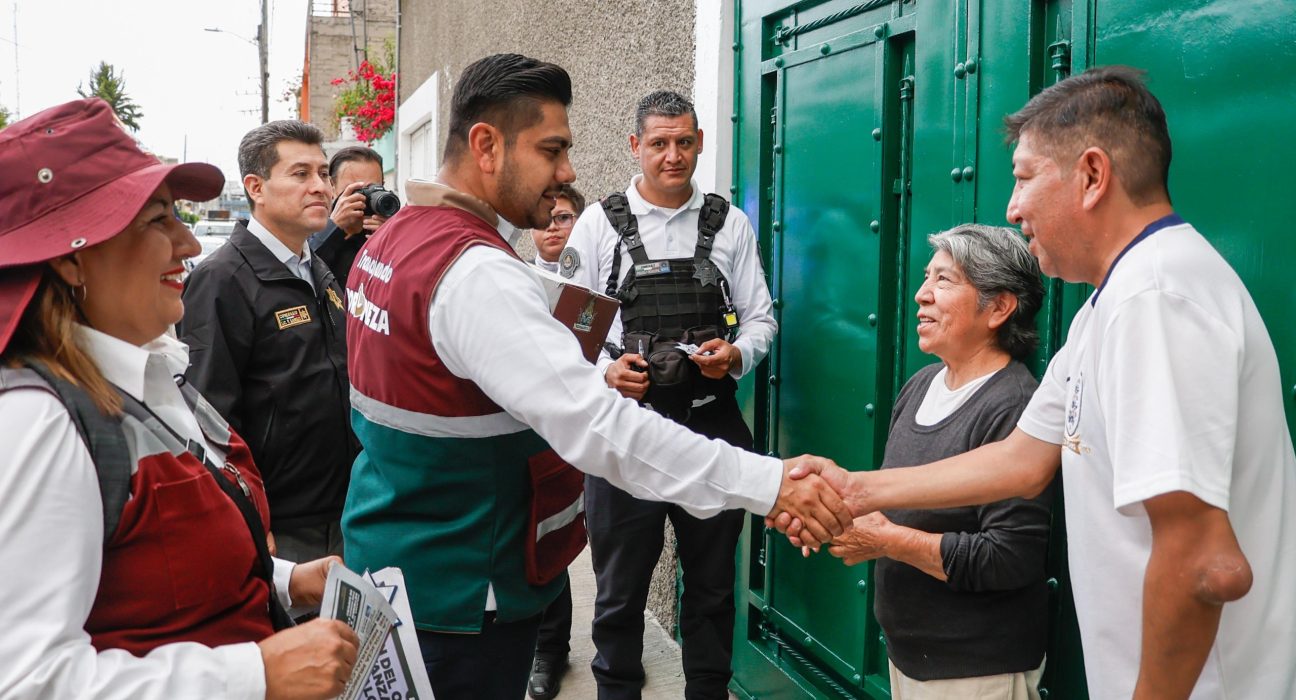 Adolfo Cerqueda entrega imanes con números de emergencia en Nezahualcóyotl