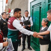 Adolfo Cerqueda entrega imanes con números de emergencia en Nezahualcóyotl