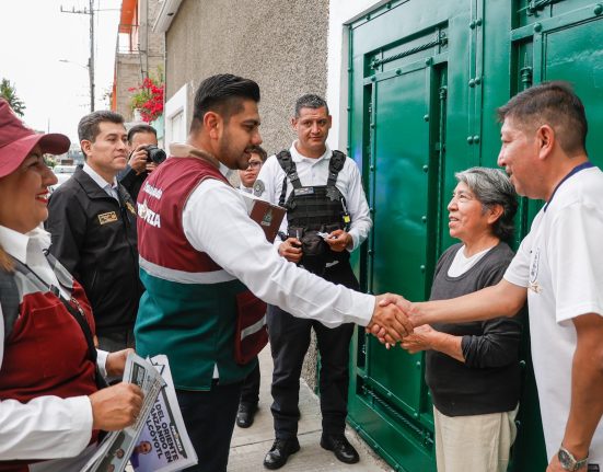 Adolfo Cerqueda entrega imanes con números de emergencia en Nezahualcóyotl