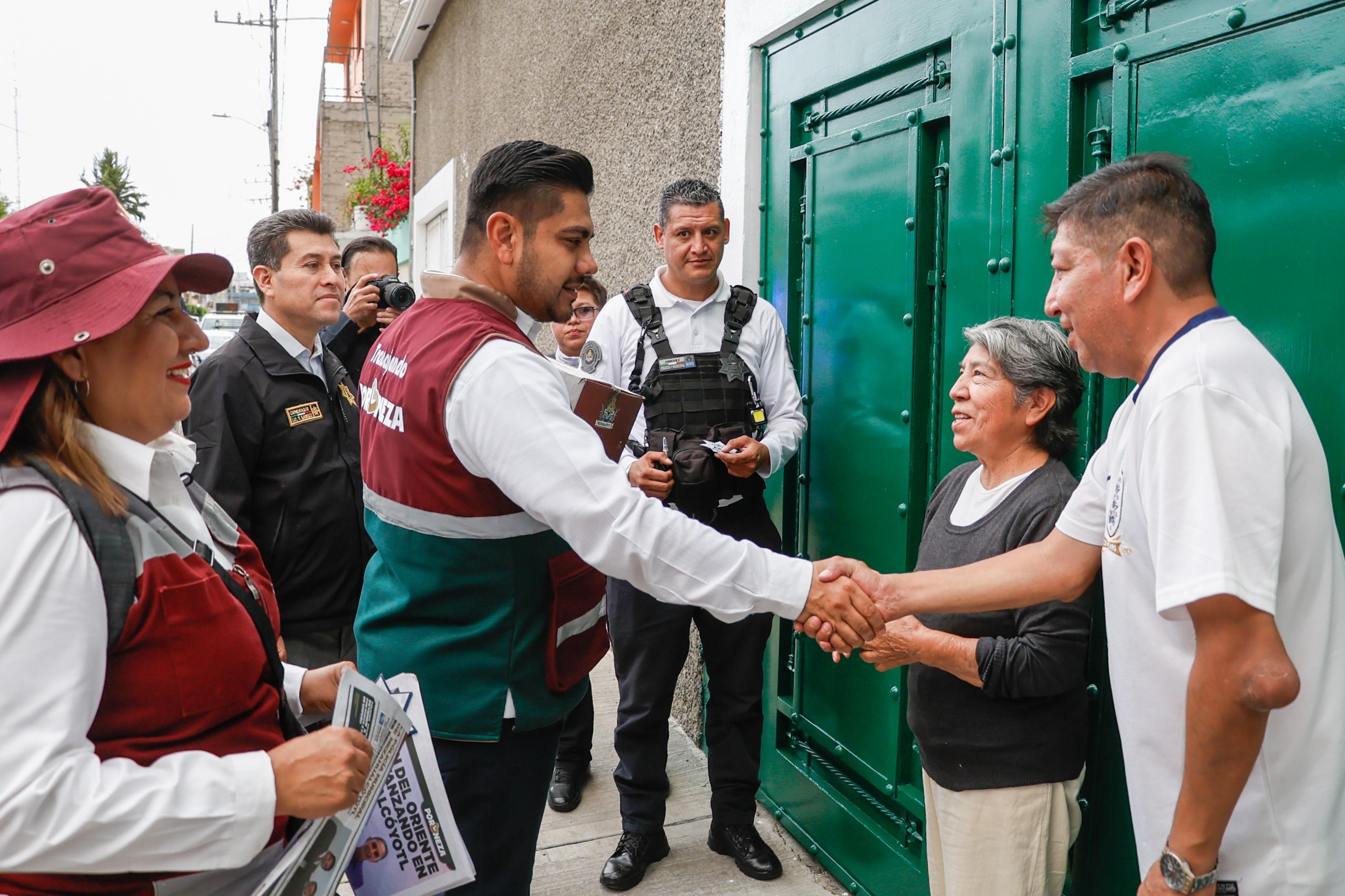 Adolfo Cerqueda entrega imanes con números de emergencia en Nezahualcóyotl