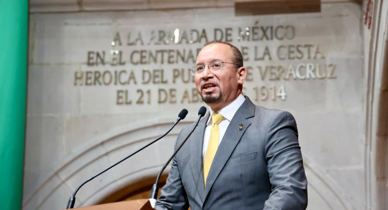 El diputado Omar Ortega en la tribuna del Congreso mexiquense