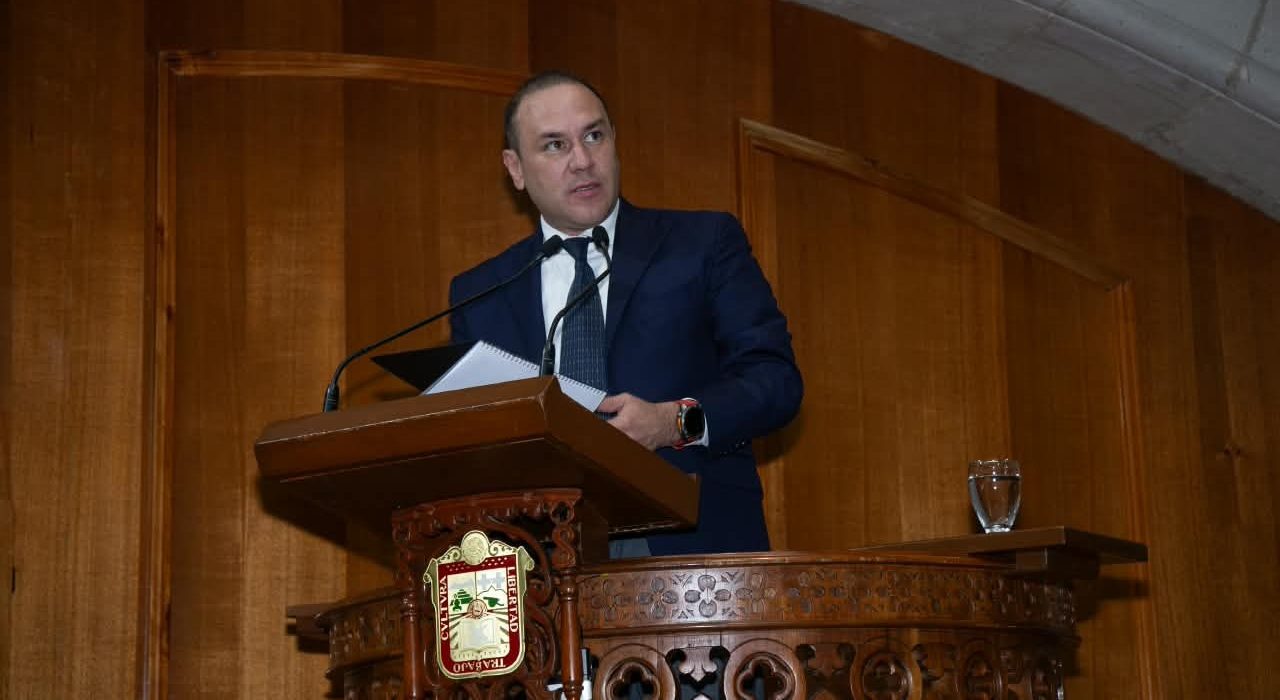 El diputado Alejandro Castro durante la comparecencia sobre finanzas públicas en el Estado de México