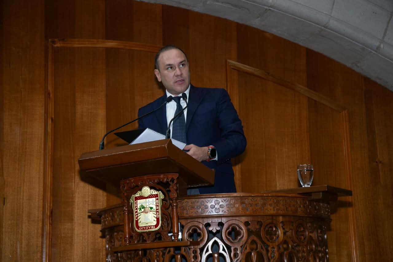El diputado Alejandro Castro durante la comparecencia sobre finanzas públicas en el Estado de México