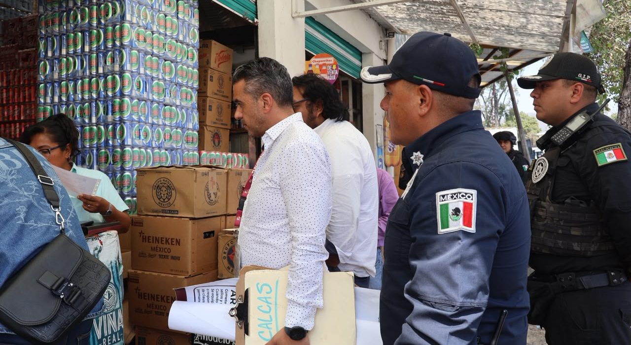 Inspectores y elementos de seguridad revisan un comercio en la colonia La Romana durante el Operativo Tolteca.