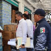 Inspectores y elementos de seguridad revisan un comercio en la colonia La Romana durante el Operativo Tolteca.