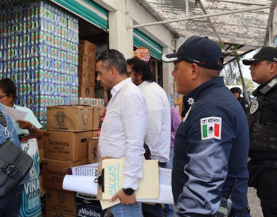 Inspectores y elementos de seguridad revisan un comercio en la colonia La Romana durante el Operativo Tolteca.