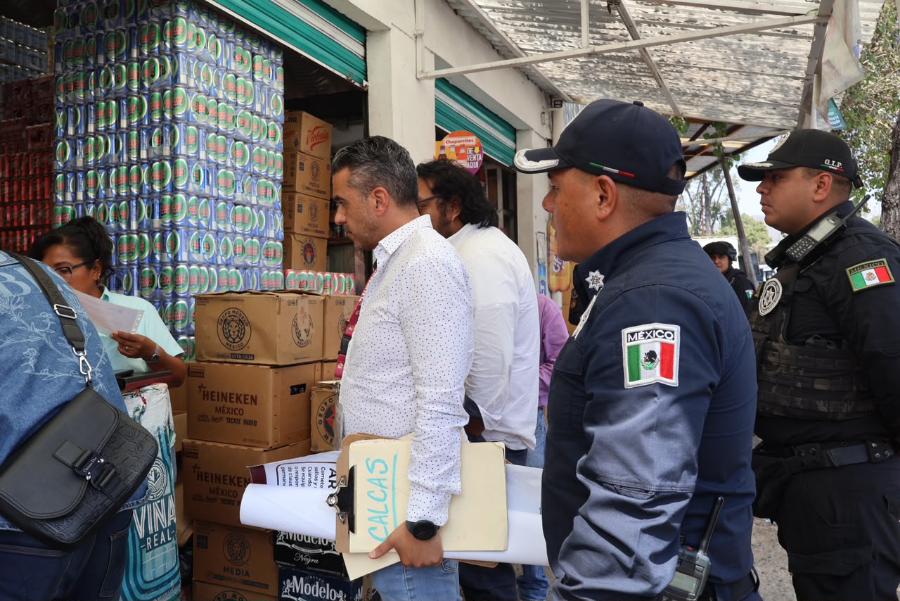 Inspectores y elementos de seguridad revisan un comercio en la colonia La Romana durante el Operativo Tolteca.